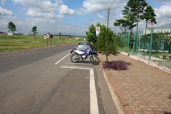 Acostamento não pode ser utilizado para estacionamento